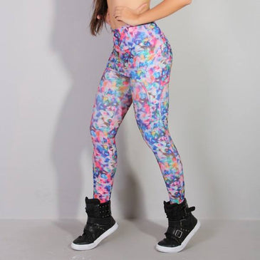 Calça fusô fitness confeccionada em suplex de poliéster estampado com saia tapa bumbum embutida na peça. Tecido fino e com toque semelhante à microfibra. Cós de altura média em tecido... 