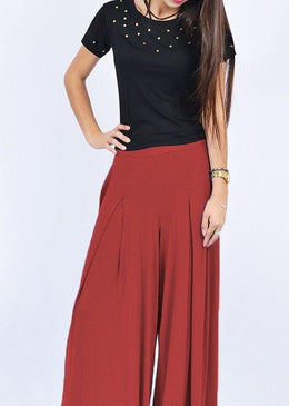 Confeccionada em viscose, tecido leve e com elastano, esta calça confortável com cós largo disfarça aquela gordurinha a mais que nãote pertence, com muito charme.... 