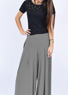 Confeccionada em viscose, tecido leve e com elastano, esta calça confortável com cós largo disfarça aquela gordurinha a mais que nãote pertence, com muito charme.... 