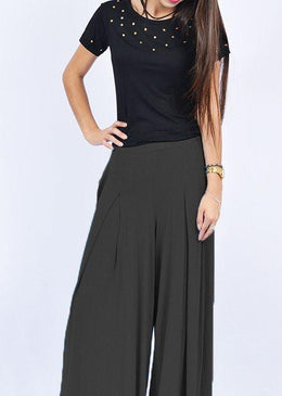 Confeccionada em viscose, tecido leve e com elastano, esta calça confortável com cós largo disfarça aquela gordurinha a mais que nãote pertence, com muito charme.... 