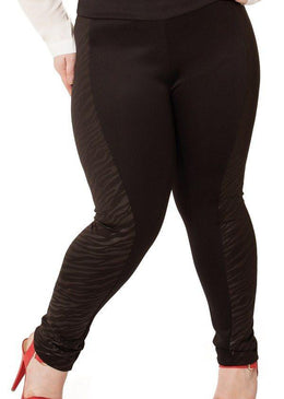 MARCA: LEPOQUECalça Plus Size em Neoprene com Detalhes em Neoprene com TexturaComposição do Produto: 92% Poliester 8% ElastanoImportante:- Os acessórios utilizados na produção das fotos não acompanham o... 