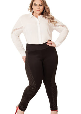 MARCA: LEPOQUECalça Plus Size em Neoprene com Detalhes em Neoprene com TexturaComposição do Produto: 92% Poliester 8% ElastanoImportante:- Os acessórios utilizados na produção das fotos não acompanham o... 