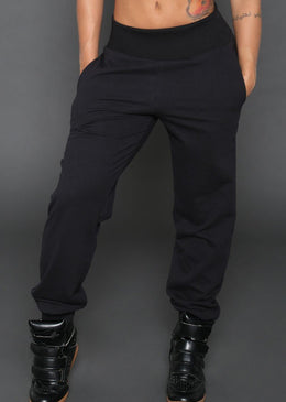 Descrição: Calça Saruel Feminina coleção Hard Clothing Fit.Confeccionada em Tecido Moletinho Franelado,trazendo leveza a calça e super quentinha por dentro.Cós confeccionado em punho,deixando a calça... 