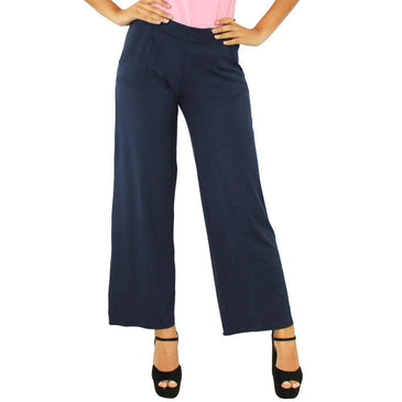 Calça modelo pantalona confeccionada em viscose e elastano, para garantir o conforto e caimento da peça. Lisa, com elástico no cós, cintura média, bolsos frontais... 