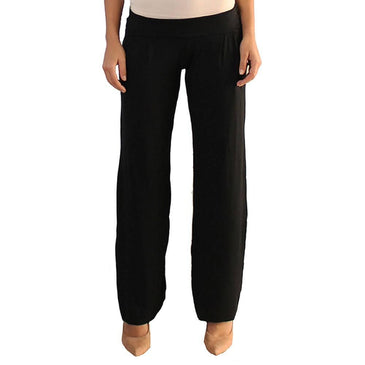 Calça modelo pantalona confeccionada em viscose e elastano, para garantir o conforto e caimento da peça. Lisa, com elástico no cós, cintura média, bolsos frontais... 