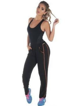 Tipo: Calça Bailarina com detalhe.Possui bojo: Não.Tamanho: Modelado em tamanho M.Composição: 90% poliamida + 10% elastano. 
