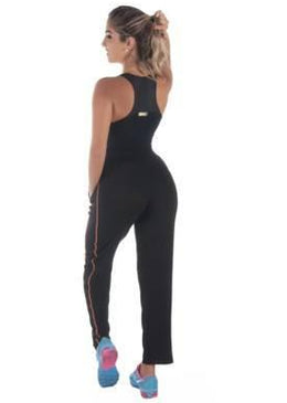 Tipo: Calça Bailarina com detalhe.Possui bojo: Não.Tamanho: Modelado em tamanho M.Composição: 90% poliamida + 10% elastano. 