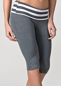 Calça Corsário Fitness Ana Vira Listra Mescla  modelando o corpo feminino para correr caminhar malhar na Academia no Crossfit Funcional nas aulas de Pilates Ioga... 