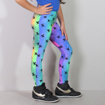 Calça fitness infantil fabricada com poliamida Santa Constância estampadaMarca: Carioca FitComposição: 90% Poliamida e 10% Elastano 