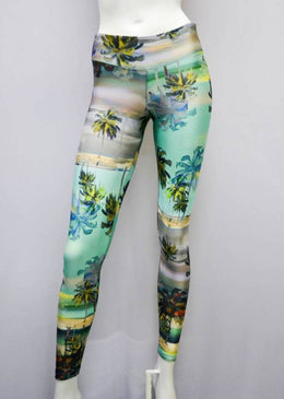 Calça fusô estampada com cós anatômico, fabricada com tecido que proporciona ótima sustentação com elasticidade equilibrada. Fabricada com o tecido Cirê em estampa digital trazendo... 