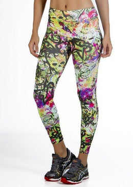 Fusô com tapa bumbum presa nas pernas. É fabricado em um tecido bem versátil, pois tem visual ultrafashion e estampas diferenciadas que podem ajudar na... 