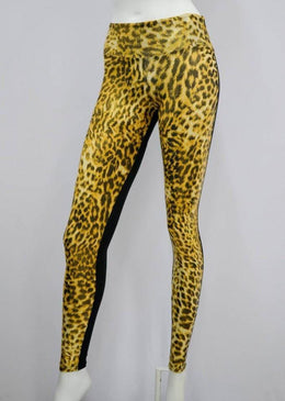 Calça fusô estampada com tecido brilhante na frente e liso na parte de trás, desenvolvida para dar maior conforto nas atividades físicas e com estampas... 