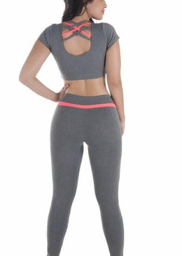 Calça Fuso com pequenos detalhes em Fluor.Fabricado em um tecido de textura extremamente macia com elasticidade equilibrada, proporciona conforto térmico, bem-estar pelo toque macio e... 