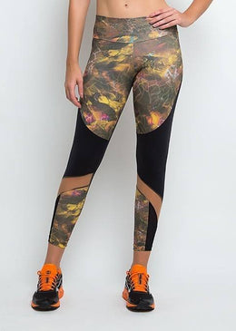Calça fusô com recortes em tela e tule, fabricada com o tecido Point de Ouro, com leve brilho dourado, exclusividade da Santaconstancia para D'JM Fitness.Modelagem... 