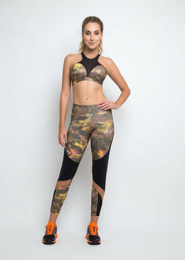 Calça fusô com recortes em tela e tule, fabricada com o tecido Point de Ouro, com leve brilho dourado, exclusividade da Santaconstancia para D'JM Fitness.Modelagem... 