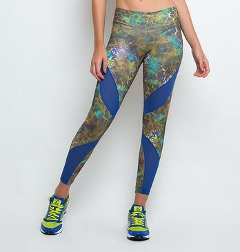 Calça fusô com recostes em tela mesh, fabricada com o tecido Point de Ouro com leve aplicação de brilho em dourado uma  exclusividade da Santaconstancia... 
