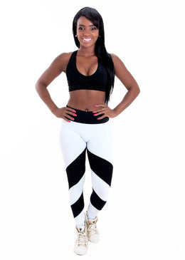 CALÇA LEG CONFECCIONADA EM SUPLEX LISO, DUAS CORES. ÓTIMA PARA VARIAR NAS COMBINAÇÕES.OBS: A CALÇA PRETA E COM AS LISTRAS BRANCAS.A CALÇA AZUL E COM... 