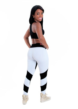 CALÇA LEG CONFECCIONADA EM SUPLEX LISO, DUAS CORES. ÓTIMA PARA VARIAR NAS COMBINAÇÕES.OBS: A CALÇA PRETA E COM AS LISTRAS BRANCAS.A CALÇA AZUL E COM... 