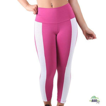 Calça Legging fabricada  tecido super macio e elástico. Possui recortes em tela de poliamida toda vazada com forro próximo ao cós. Marca: CariocaComposição Calça: 90% Poliéster 10%... 