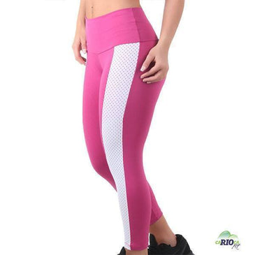 Calça Legging fabricada  tecido super macio e elástico. Possui recortes em tela de poliamida toda vazada com forro próximo ao cós. Marca: CariocaComposição Calça: 90% Poliéster 10%... 
