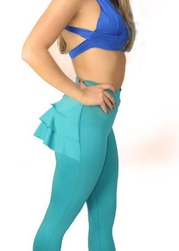   Calça Legging Confeccionada em suplex com um detalhe de babado na parte de traz da peça que proporciona um toque super feminino para o... 