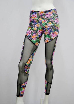 Calça legging, com recortes em Tule, desenvolvida para dar maior conforto nas atividades físicas e se tornaram peças chave no guarda-roupa de toda mulher. Sua... 