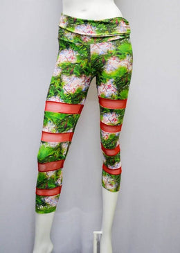 Calça Legging com cós em duas cores e recortes em toda extensão da perna. Sua superfície é bem compacta com visual moderno. Linda e super... 