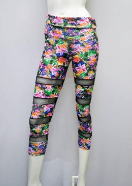 Calça Legging com cós em duas cores e recortes em toda extensão da perna. Sua superfície é bem compacta com visual moderno. Linda e super... 