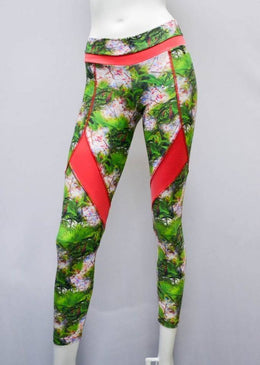 Calça Legging com cós em duas cores e recortes em toda extensão da perna. Sua superfície é bem compacta com visual moderno. Linda e super... 