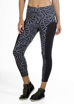 Calça fusô estampada com cós anatômico, fabricada com tecido que proporciona ótima sustentação com elasticidade equilibrada. A alta capilaridade do fio ajuda a conduzir a... 