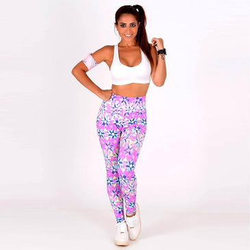 Calça legging cós alto confeccionada em Suplex estampado. Sua qualidade e designer são super modernos, deixando o visual super estiloso.Obs: Imagens meramente Ilustrativas, o produto... 