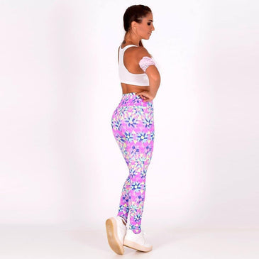 Calça legging cós alto confeccionada em Suplex estampado. Sua qualidade e designer são super modernos, deixando o visual super estiloso.Obs: Imagens meramente Ilustrativas, o produto... 