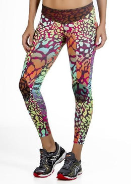 Calça legging com tule no cós e no joelho. É fabricado em um tecido bem versátil, pois tem visual ultrafashion e estampas diferenciadas que podem... 