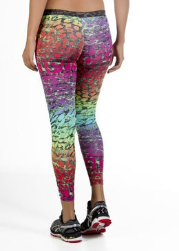 Calça legging com tule no cós e no joelho. É fabricado em um tecido bem versátil, pois tem visual ultrafashion e estampas diferenciadas que podem... 