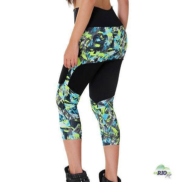 Calça Legging lisa com detalhe estampado e saia tapa bumbum na mesma peça. Cintura com cós em tecido duplo e altura média tecido com alta... 