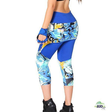 Calça Legging lisa com detalhe estampado e saia tapa bumbum na mesma peça. Cintura com cós em tecido duplo e altura média tecido com alta... 