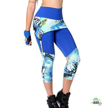 Calça Legging lisa com detalhe estampado e saia tapa bumbum na mesma peça. Cintura com cós em tecido duplo e altura média tecido com alta... 