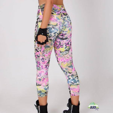 Calça legging fitness em suplex de poliéster estampado.Marca: Carioca FitComposição: 90% Poliéster e 10% Elastano 