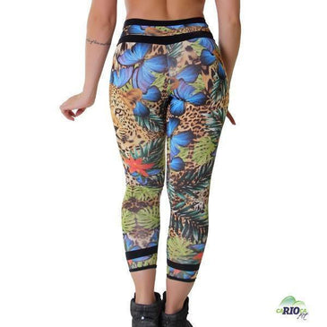 Legging fabricada em tecido de poliamida com estampa digital. Pode ser usada para praticar exercícios físicos e também para compor looks mais despojados podendo ser... 