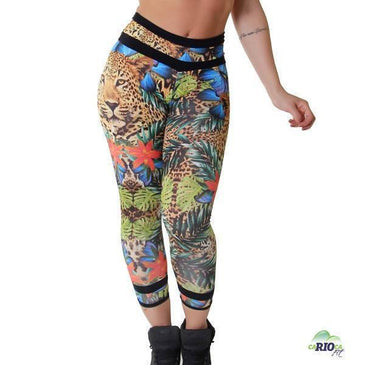 Legging fabricada em tecido de poliamida com estampa digital. Pode ser usada para praticar exercícios físicos e também para compor looks mais despojados podendo ser... 