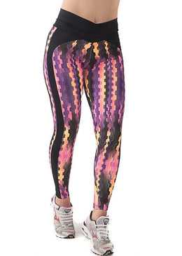 Calça legging  suplex estampado com faixa lateral em suplex liso. Possui cós em V. Linda e confortável. Fique na moda e sinta-se diva até em... 