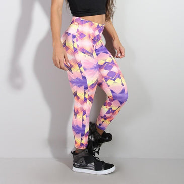 Calça legging fitness confeccionada em suplex estampado de poliéster.Marca: Carioca FitComposição: 90% Poliéster e 10% Elastano 