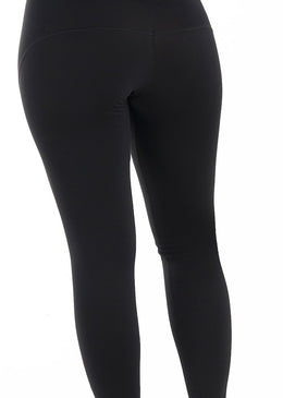 Calça legging montaria, modelo conhecido por possuir um corte na diagonal e na parte de trás, detalhes que valorizam as pernas. Pode ser usada para malhar com top ou... 