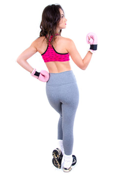 Legging de cós alto confeccionada em tecido mescla, possui ótima elasticidade. A vantagem de adquirir essa calça é que você vai poder se exercitar com... 