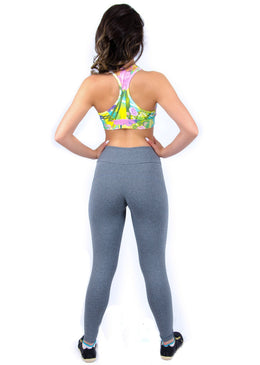 Calça legging mescla montaria, modelo conhecido por possuir um corte na diagonal e na parte de trás, detalhes que valorizam as pernas. Pode ser usada... 