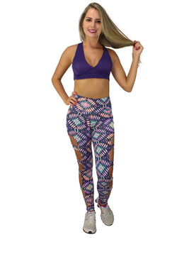   Calça Legging Rasgada, modelo conhecido por possuir detalhes rasgados ao lado da calça, detalhes que valorizam as pernas. Pode ser usada para malhar com... 