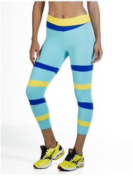 Calça Legging com cós em duas cores e recortes em toda extensão da perna. Fabricado com tecido Authentic®, a proposta desse tecido é oferecer conforto.... 