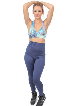 Calça confeccionada em suplex lisa. Modela sua cintura e da mais sustentação. Pode ser usada com o cós dobrado também, dando mais firmeza.Composição: 92% Poliéster 8%... 