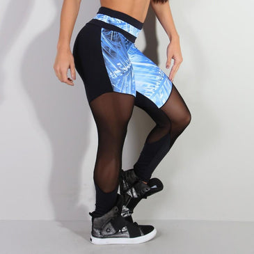 Calça fitness fusô confeccionada em poliamida estampada Santa Constância com detalhe em tule nas pernas. Marca: Carioca FitComposição: 90% Poliamida e 10% Elastano 