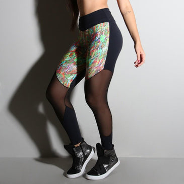
Calça fitness fusô em poliamida estampada Santa Constância com detalhe em tule nas pernas.
Marca: Carioca Fit 
Composição: 90% Poliamida e 10% Elastano
Avaliação dos Consumidores 
